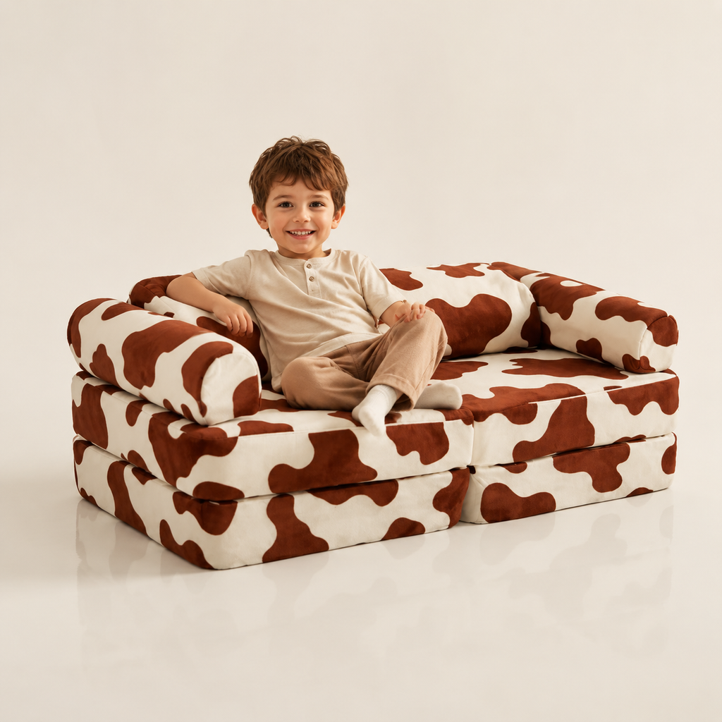 Modulares Spielsofa – Kuh, 120 cm mit Kind im Studio – bees&blooms