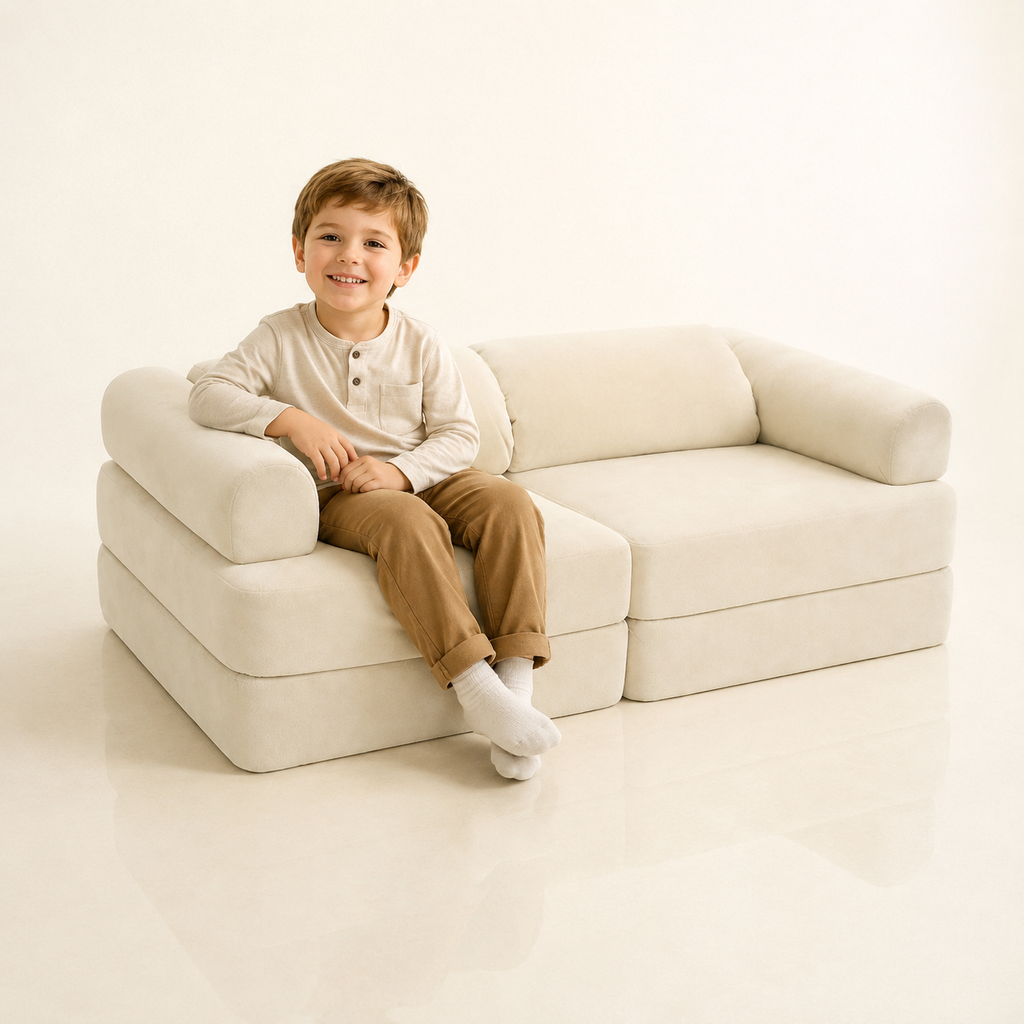 Modulares Spielsofa – Beige mit Kind im Studio – bees&blooms