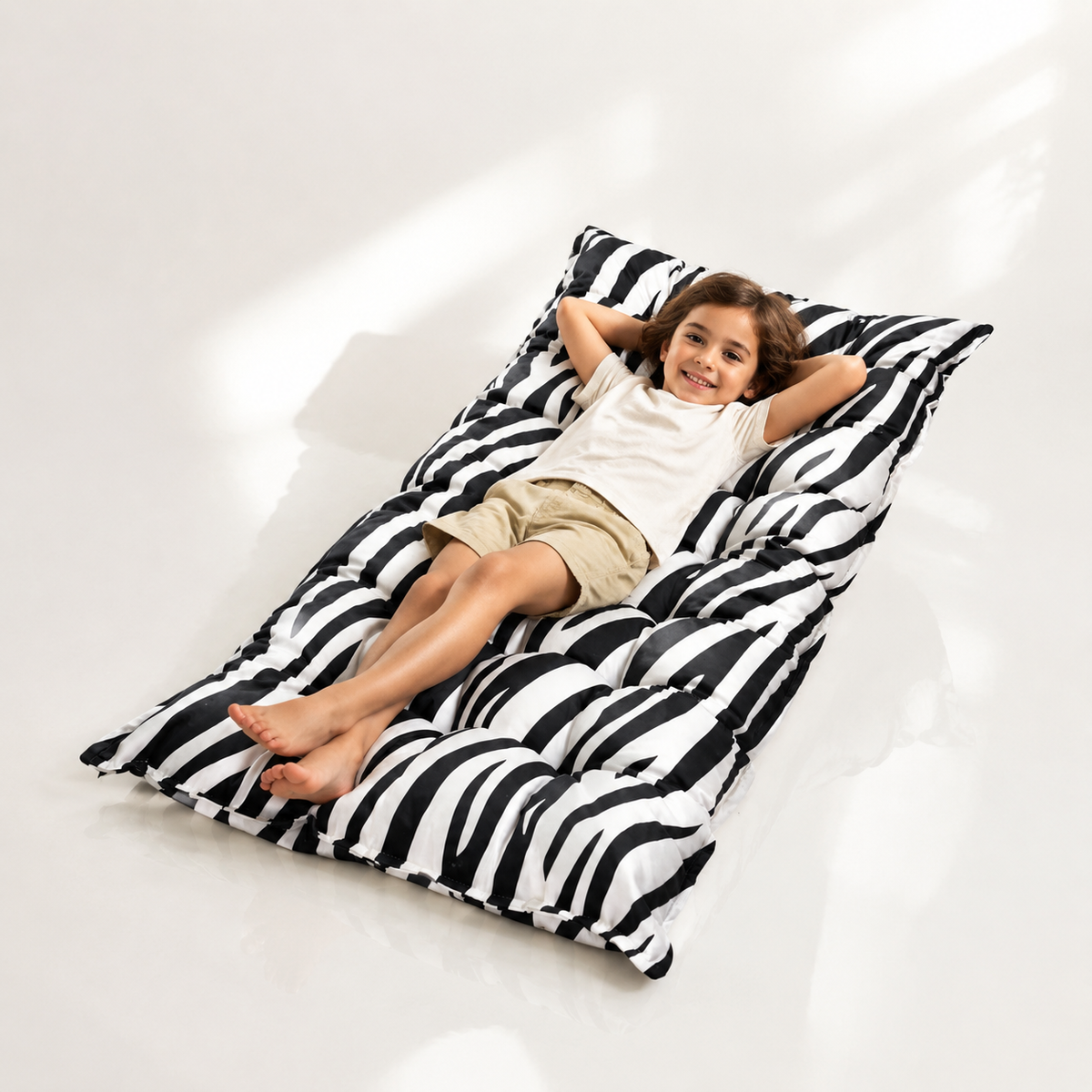 Gestepptes Bodenkissen – Zebra mit Kind im Studio – bees&blooms