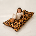 Gestepptes Bodenkissen – Leopard mit Kind im Studio – bees&blooms