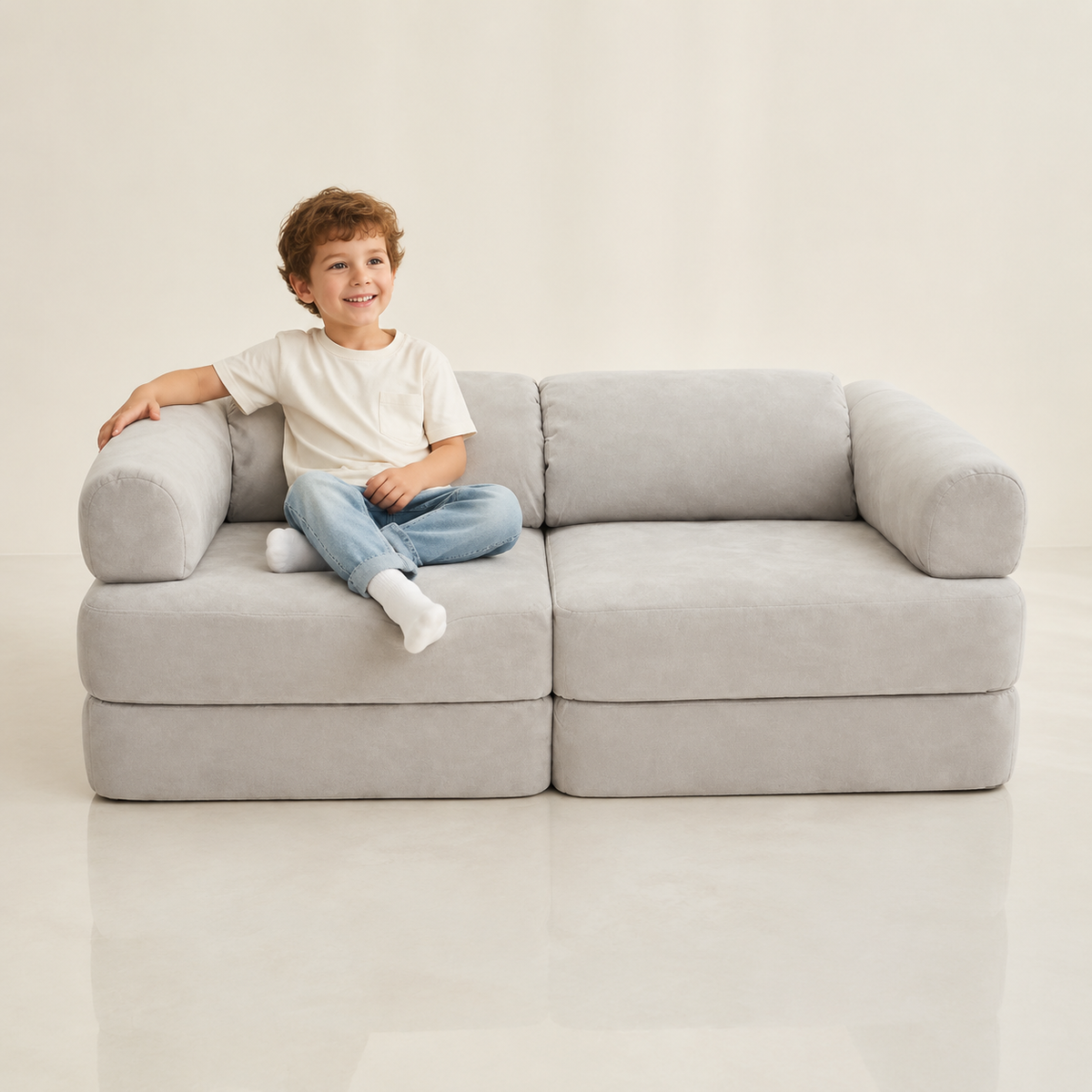Modulares Spielsofa – Grau mit Kind im Studio – bees&blooms