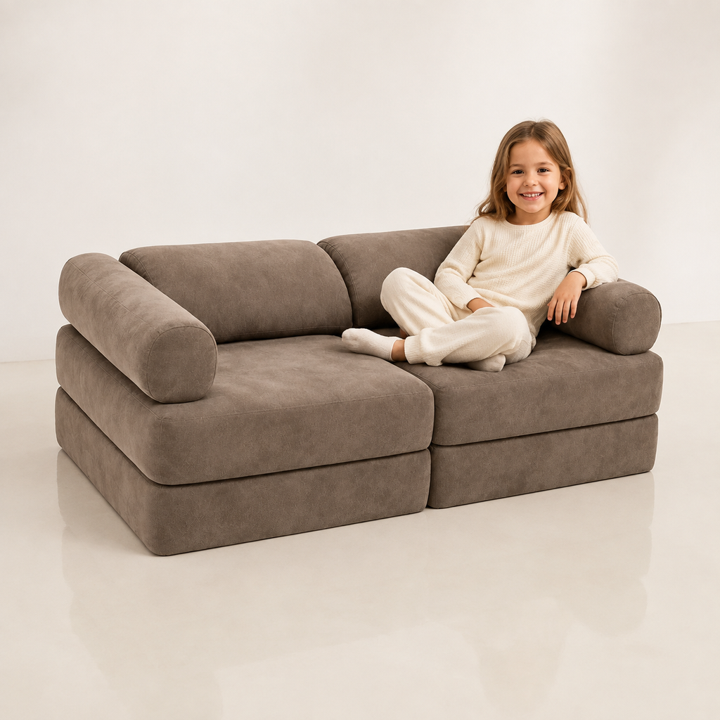 Modulares Spielsofa – Taupe mit Kind im Studio – bees&blooms