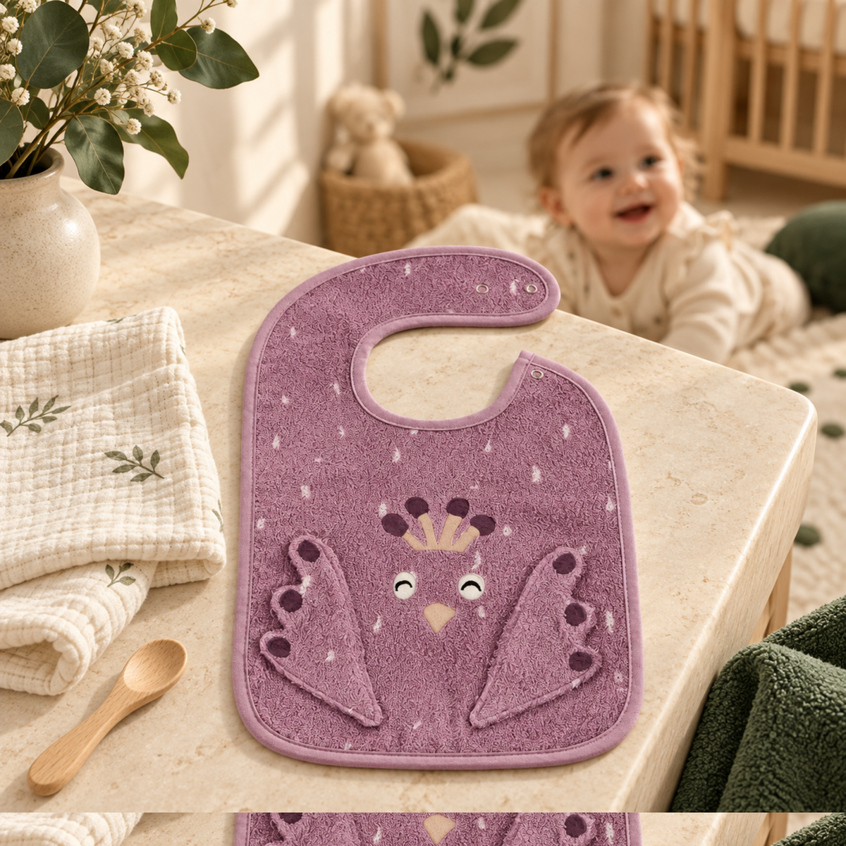 Trixie Baby Lätzchen Mrs. Peacock – Premium Detailaufnahme