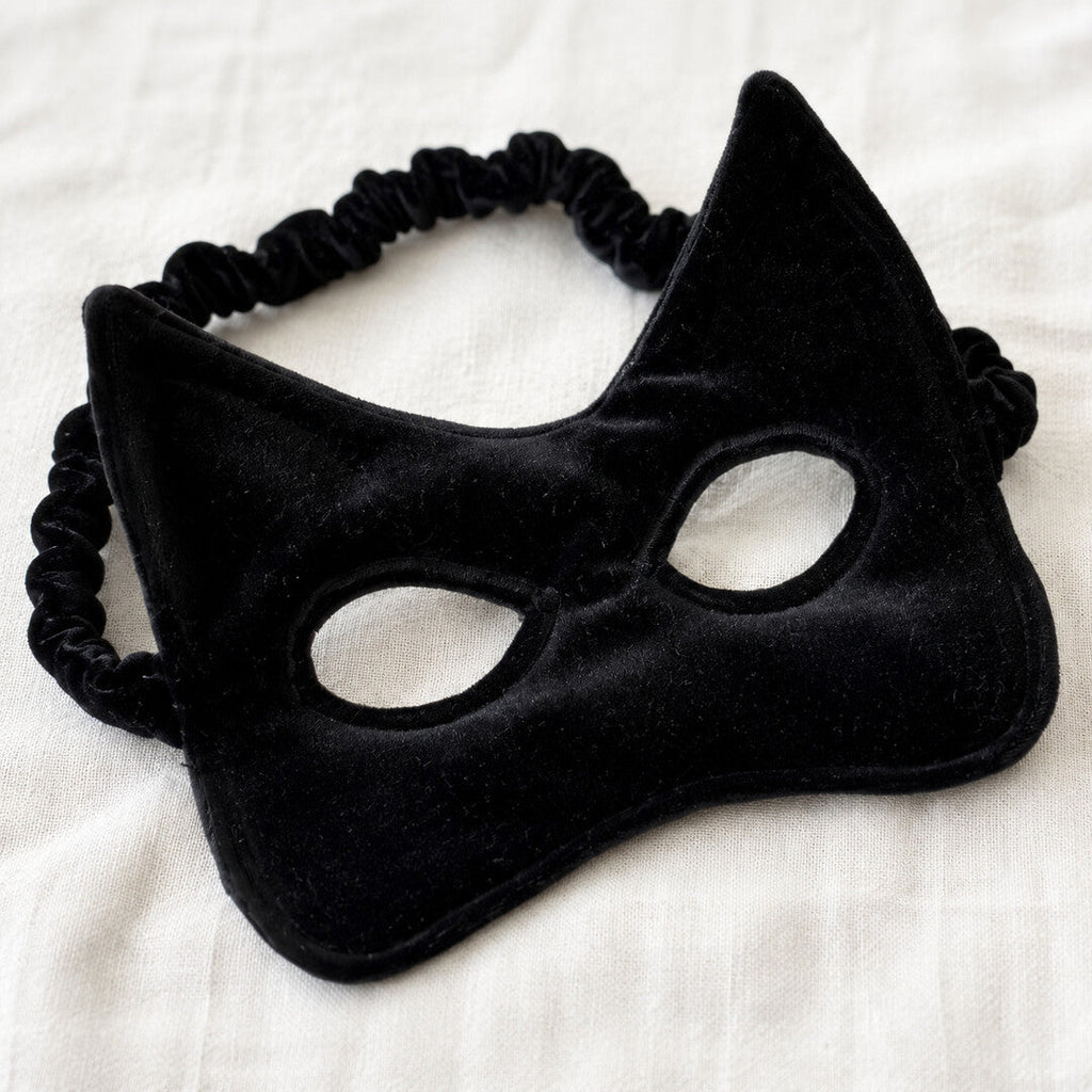 Detail von schwarzem Samt, Nähten und elastischem Band der Katzenmaske