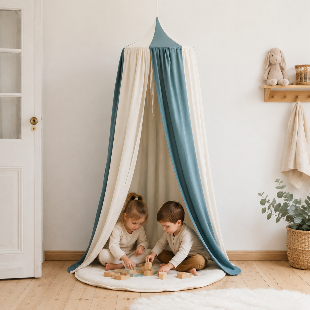 Geschwister spielen unter dem Kinder-Baldachin Blue Circus