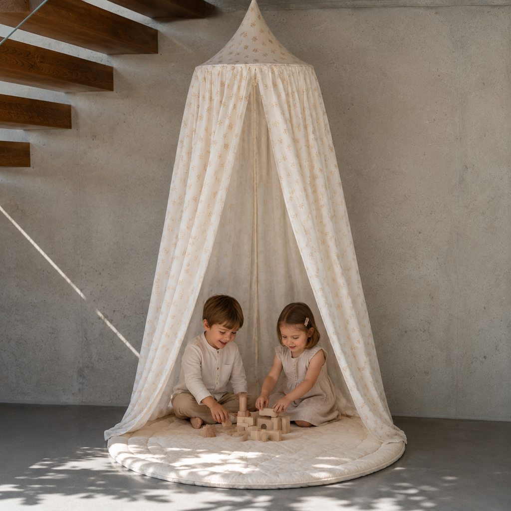 Geschwister spielen unter dem Kinder-Baldachin Boho Flowers