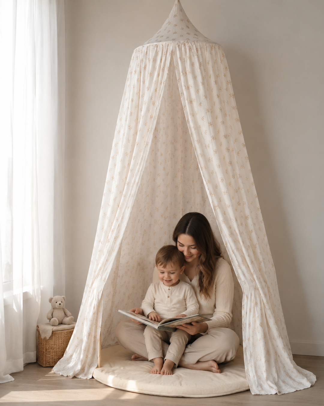 Mutter liest mit Kind unter dem Boho Flowers Baldachin