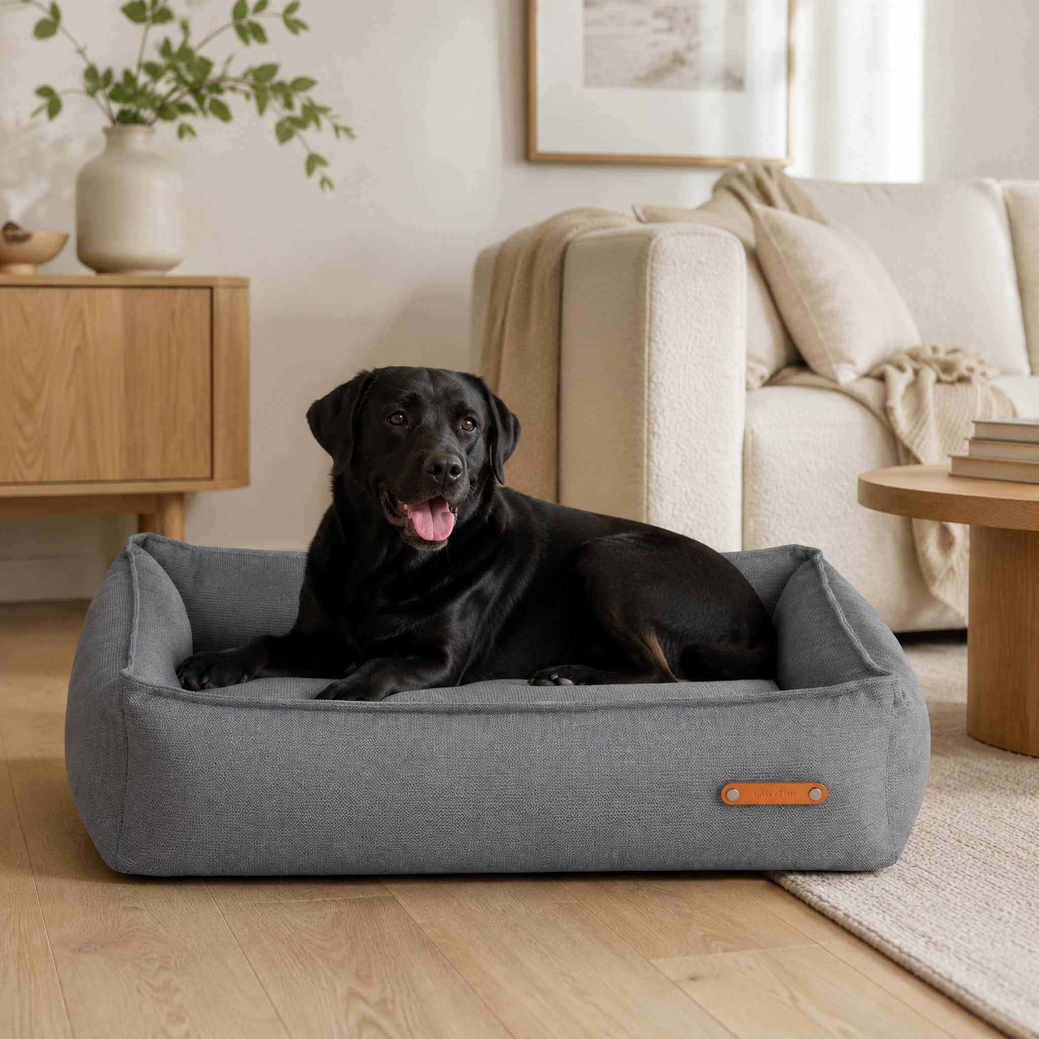 Bosca Hundebett Grau mit Labrador im stilvollen Wohnzimmer
