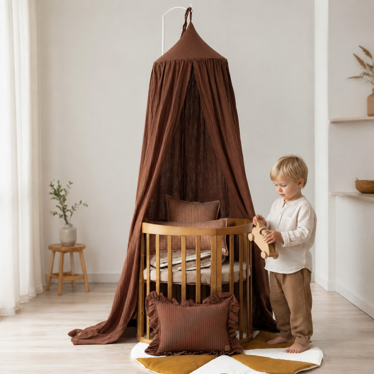 Kinder-Baldachin Brown Stripes mit Kind