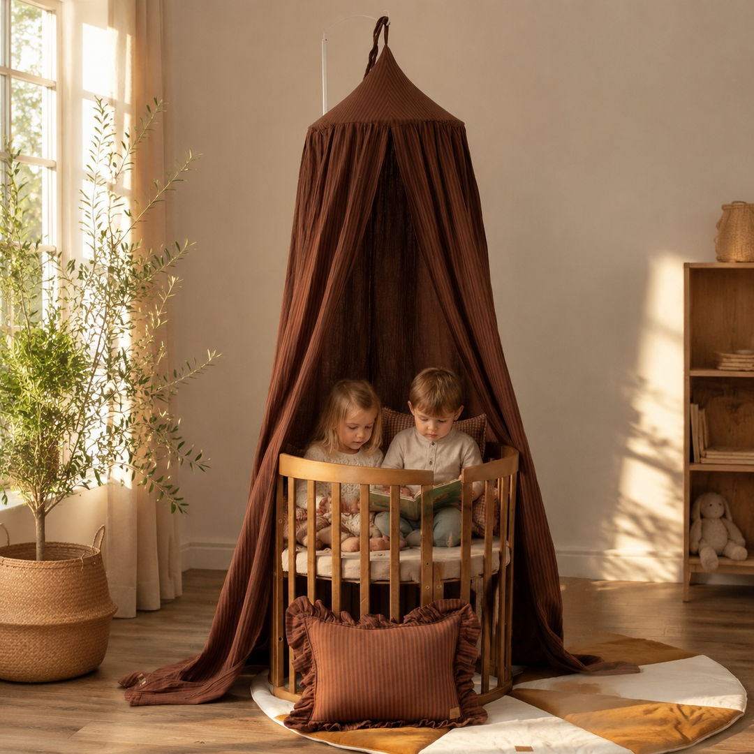 Leseecke unter dem Kinder-Baldachin Brown Stripes