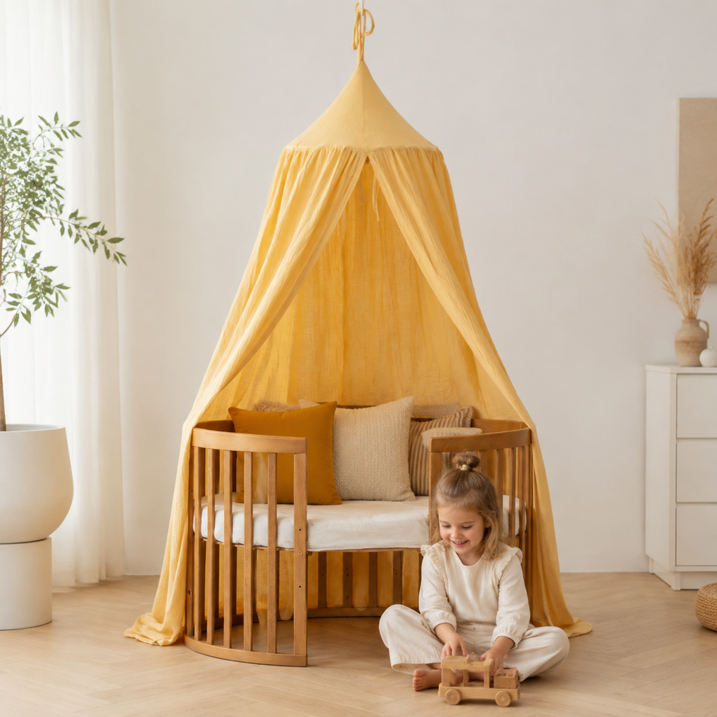 Gelber Baumwoll-Baldachin mit Kind im Kinderzimmer
