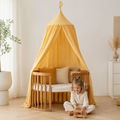 Gelber Baumwoll-Baldachin mit Kind im Kinderzimmer