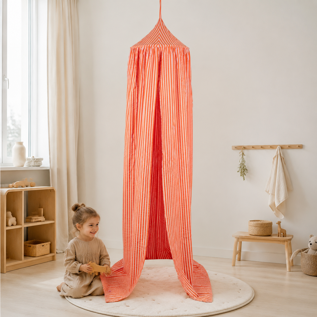 Gestreifter Kinder-Baldachin in Pink und Orange mit Kind