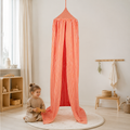 Gestreifter Kinder-Baldachin in Pink und Orange mit Kind