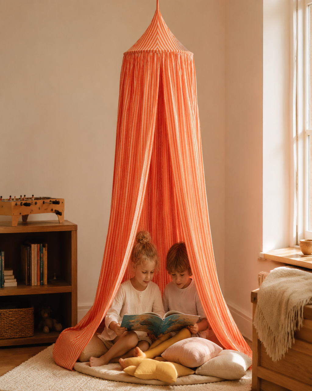 Fröhliche Kinder am pink-orangefarbenen Baumwoll-Baldachin