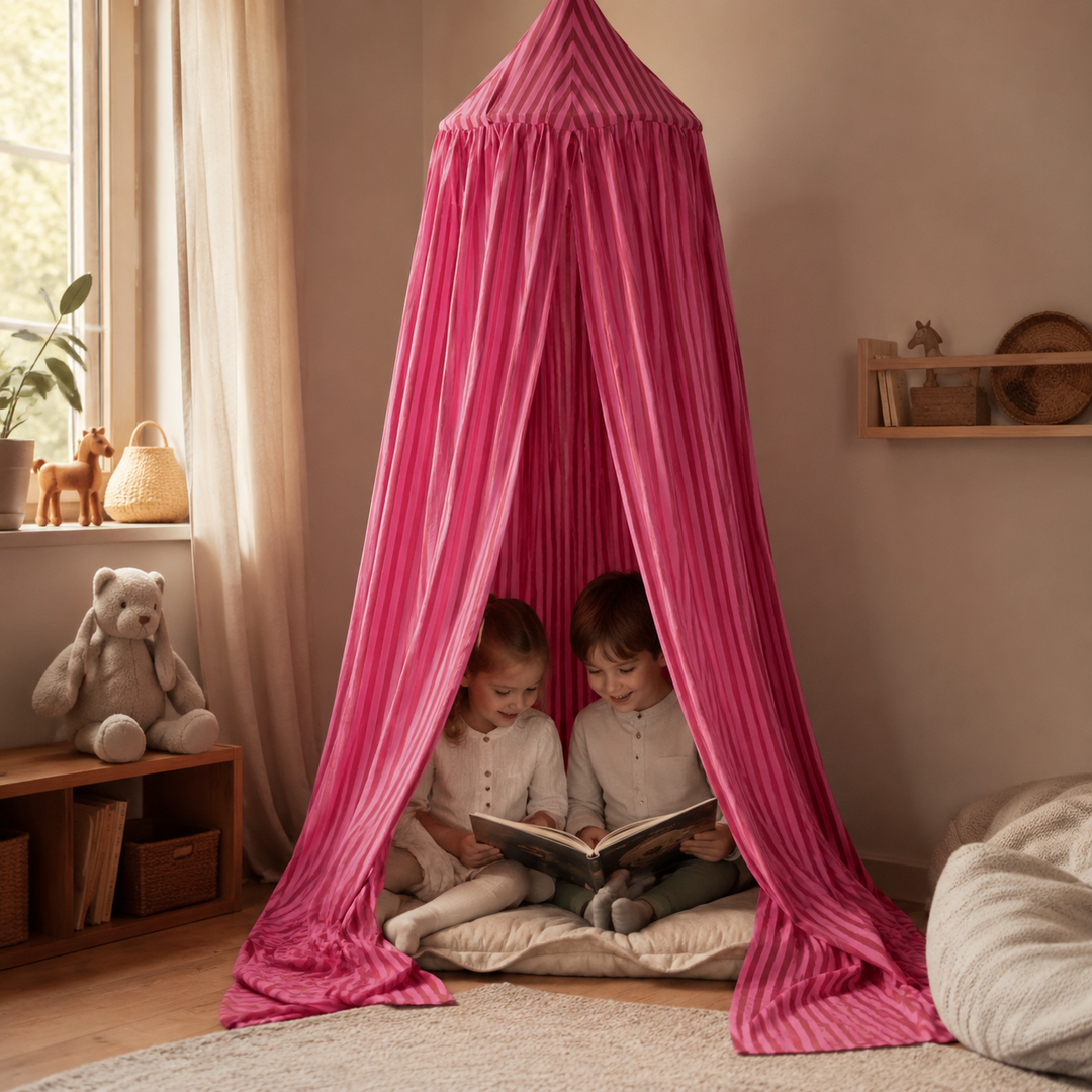 Leseecke unter dem Kinder-Baldachin Pink Stripes