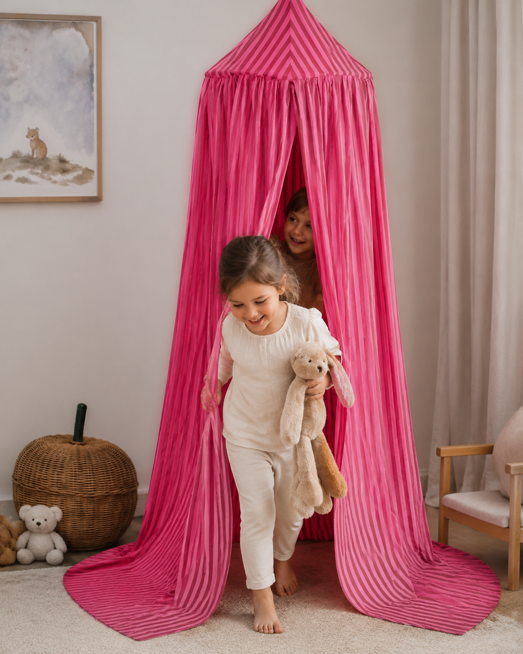 Fröhliche Kinder am pink gestreiften Baumwoll-Baldachin
