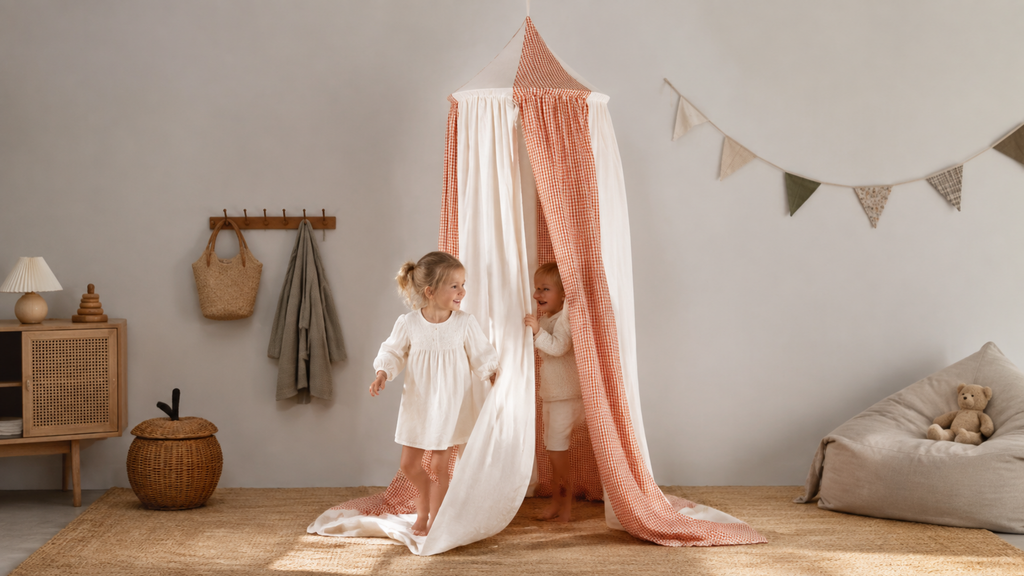 Kinder spielen unter dem Rusty Check Circus Baldachin