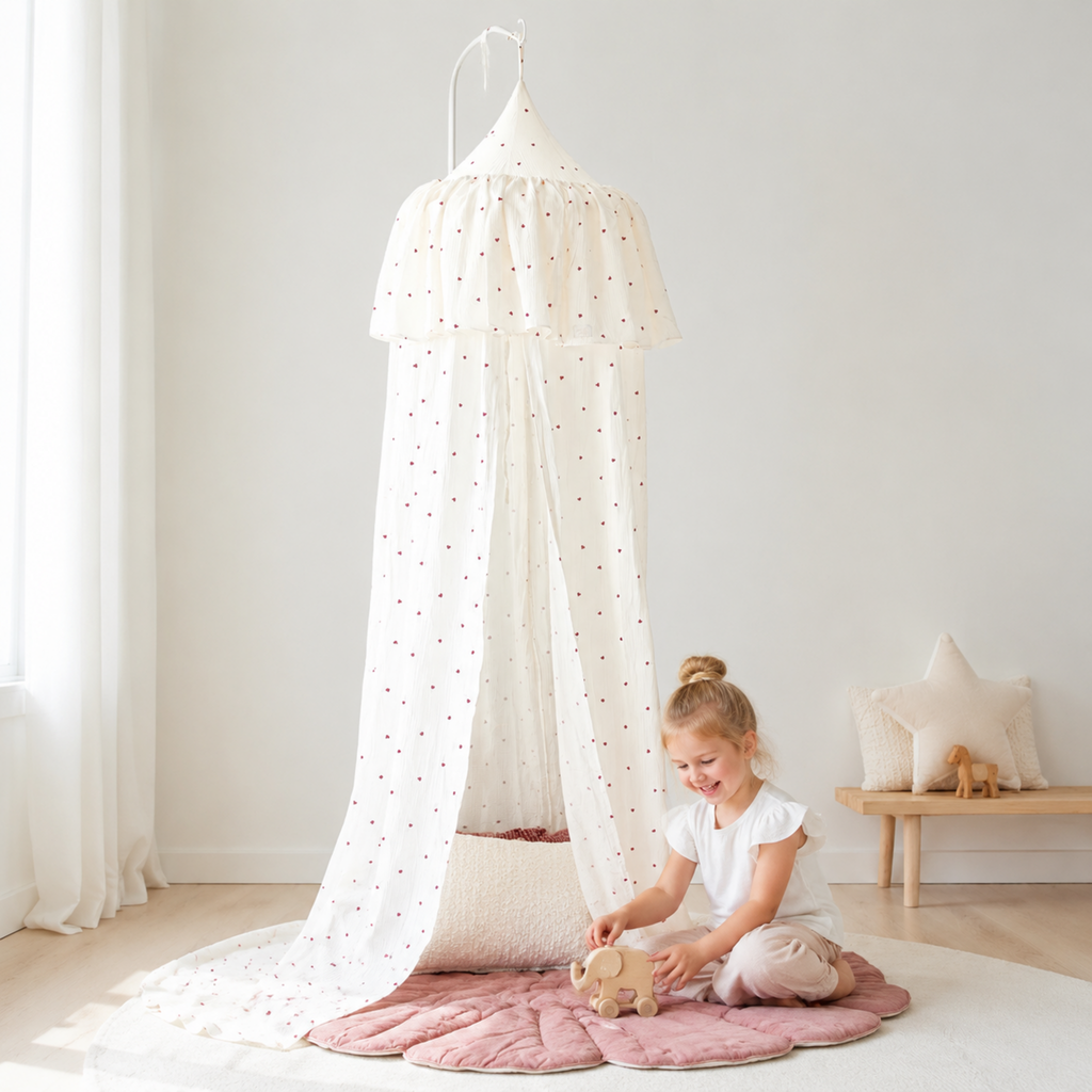 Kinder-Baldachin Sweet Hearts mit Kind im Kinderzimmer