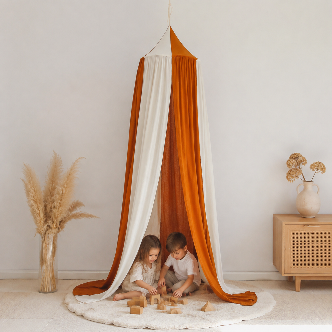 Geschwister spielen unter dem Kinder-Baldachin Caramel Circus