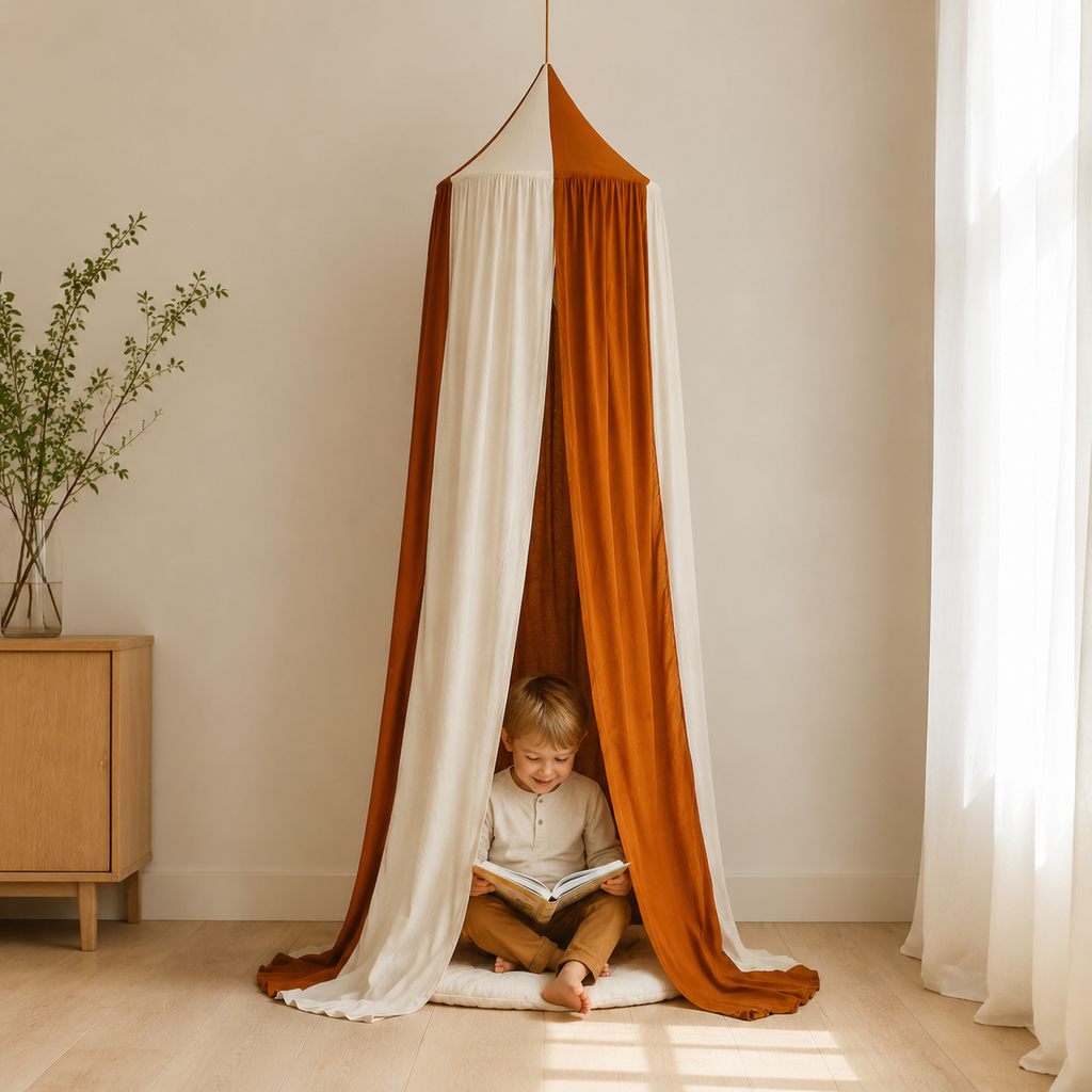 Kinder-Baldachin Caramel Circus mit Kind im skandinavischen Kinderzimmer