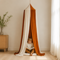 Kinder-Baldachin Caramel Circus mit Kind im skandinavischen Kinderzimmer