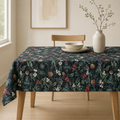 Tischdecke Christmas Forest aus 100 % Baumwolle – Premium Hauptbild im eleganten Esszimmer
