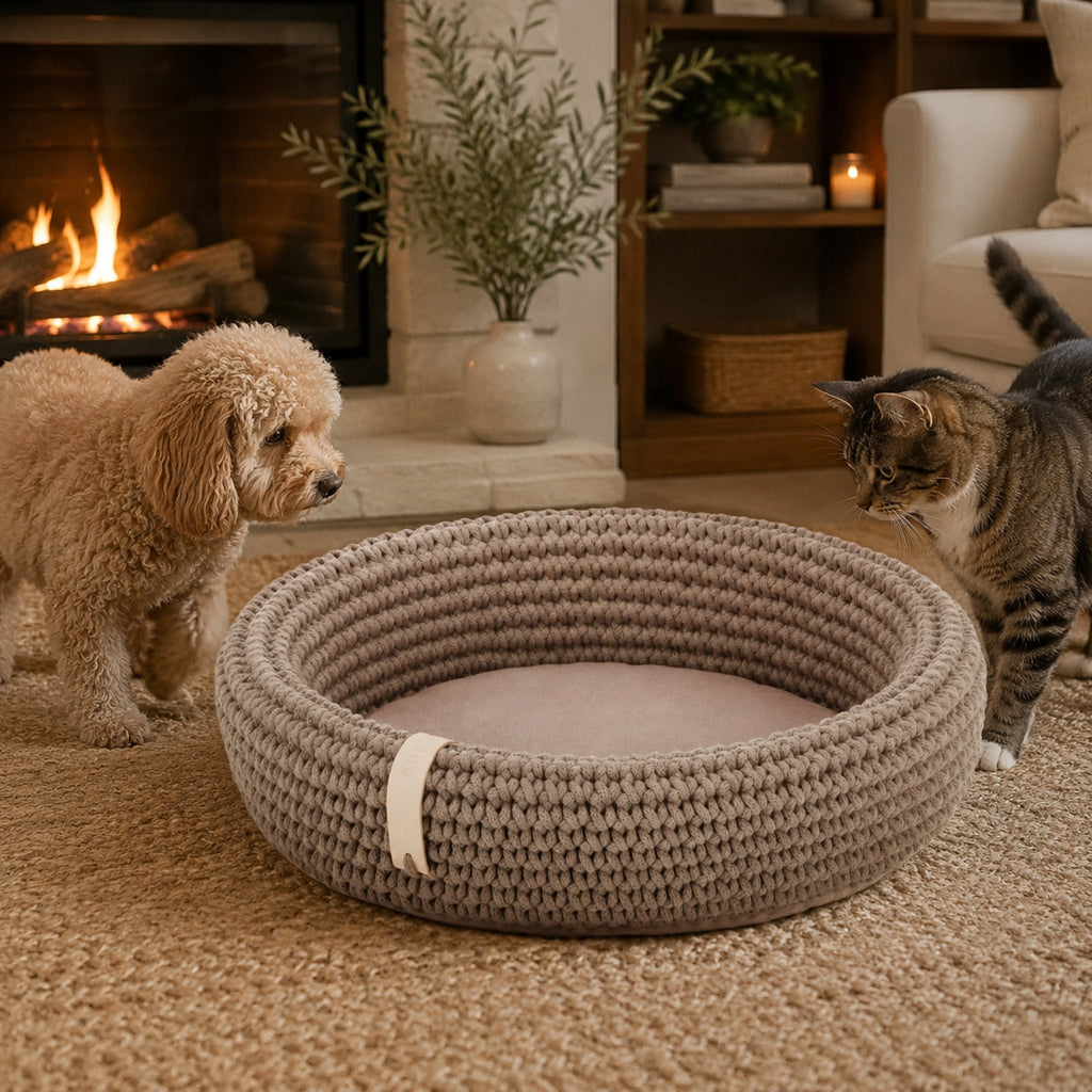Coco Tierbett für Hund und Katze am Kamin – elegante Wohnatmosphäre