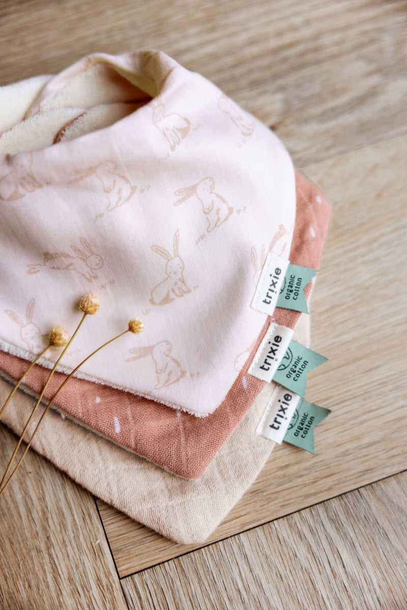 Trixie Baby-Bandana-Lätzchen aus Bio-Baumwolle, 3er-Set – Rosy Rabbit – Produktansicht
