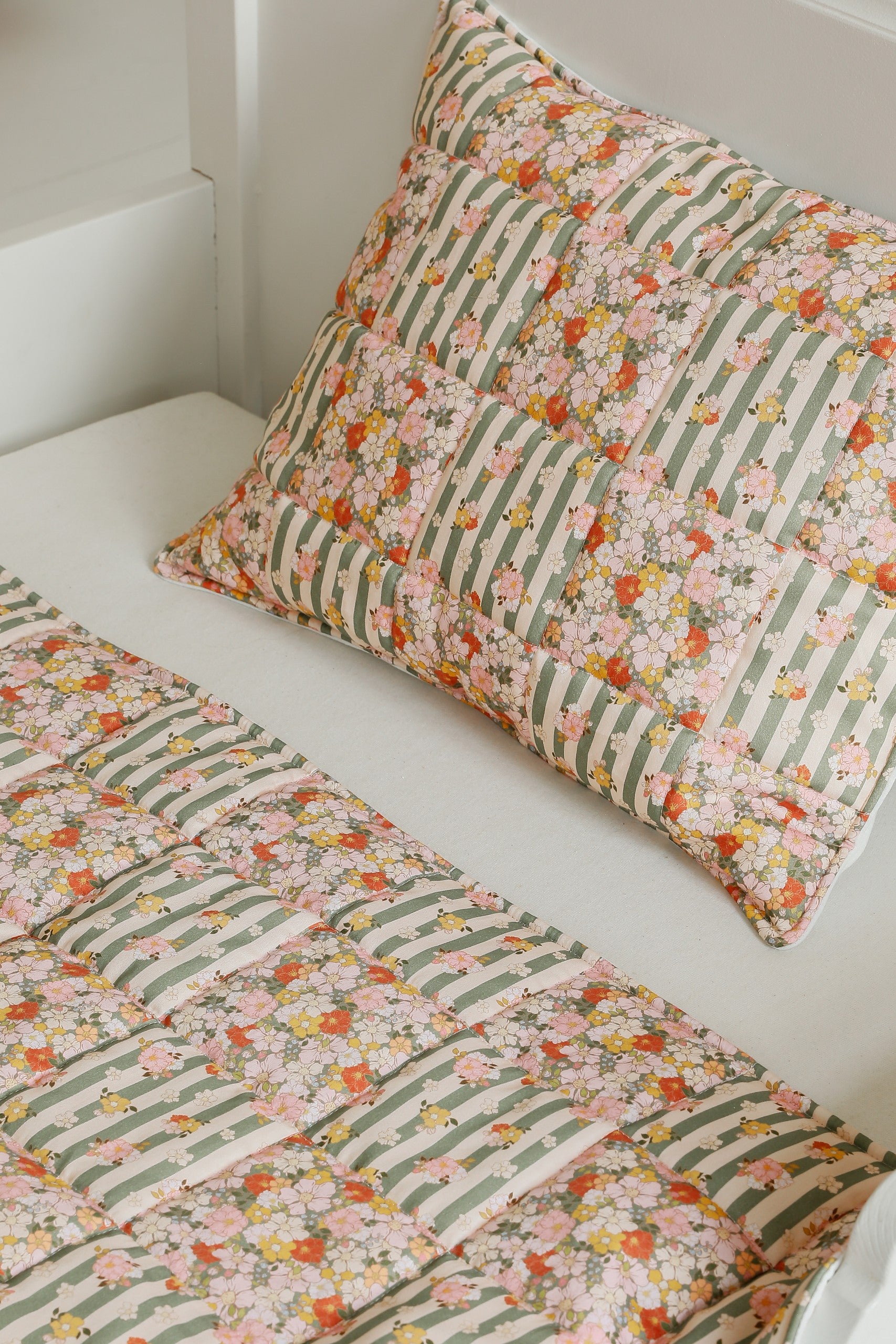 Patchworkdecke mit Kissen Grüner Garten, Klein – Ansicht 3 | Elena Home Living