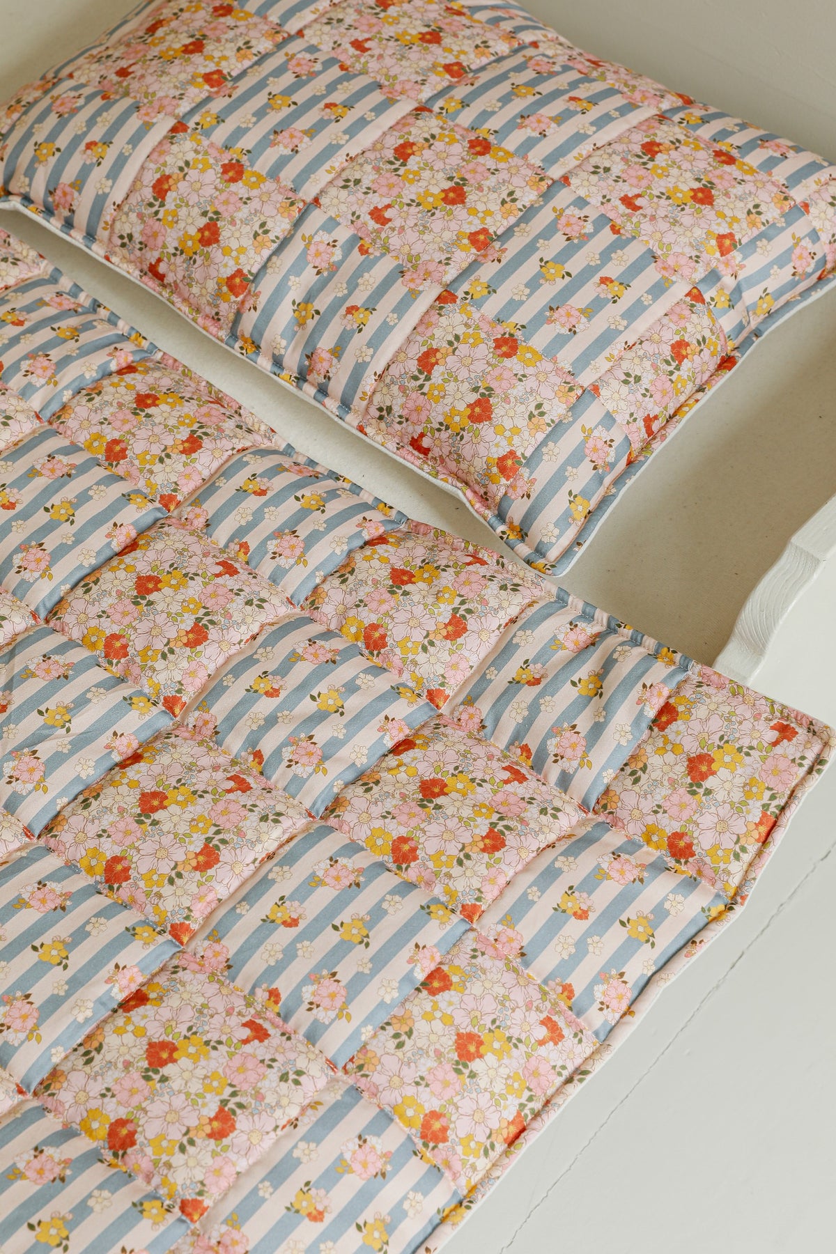 Patchworkdecke mit Kissen Summer Garden, Groß – Ansicht 3 | Elena Home Living