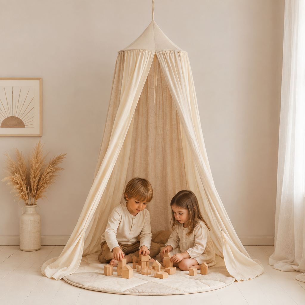 Geschwister spielen unter dem Kinder-Baldachin Cream Circus