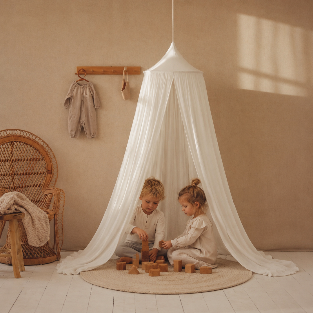 Geschwister spielen unter dem Kinder-Baldachin Cream Cotton