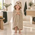 Trixie Baby Kapuzenhandtuch Mr. Dog 70 × 130 cm – Kind im Badezimmer