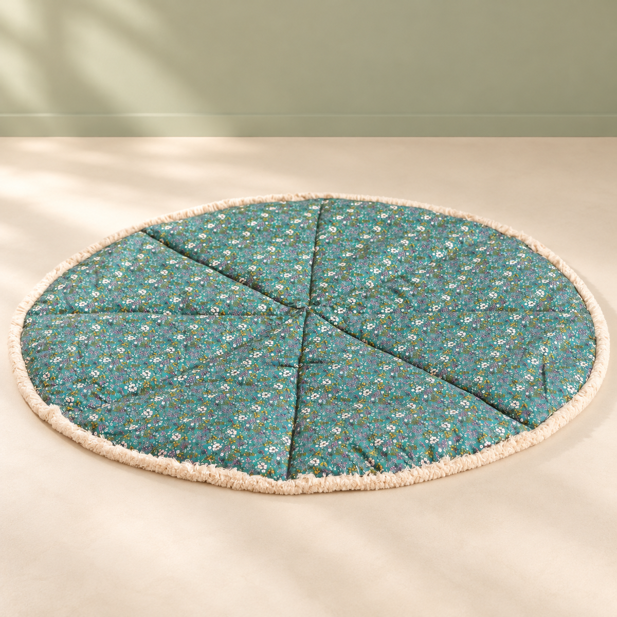Minicamp Spielmatte mit Baumwollfransen – Floral Green, 115 cm – Premium-Produktansicht