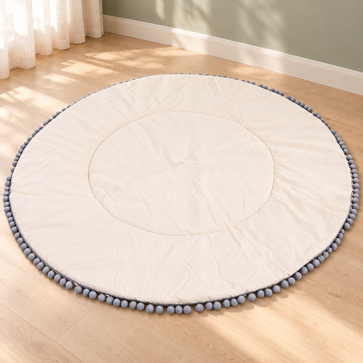 Minicamp Spielmatte mit grauen Pompons – Ecru, 115 cm – Premium-Ambiente