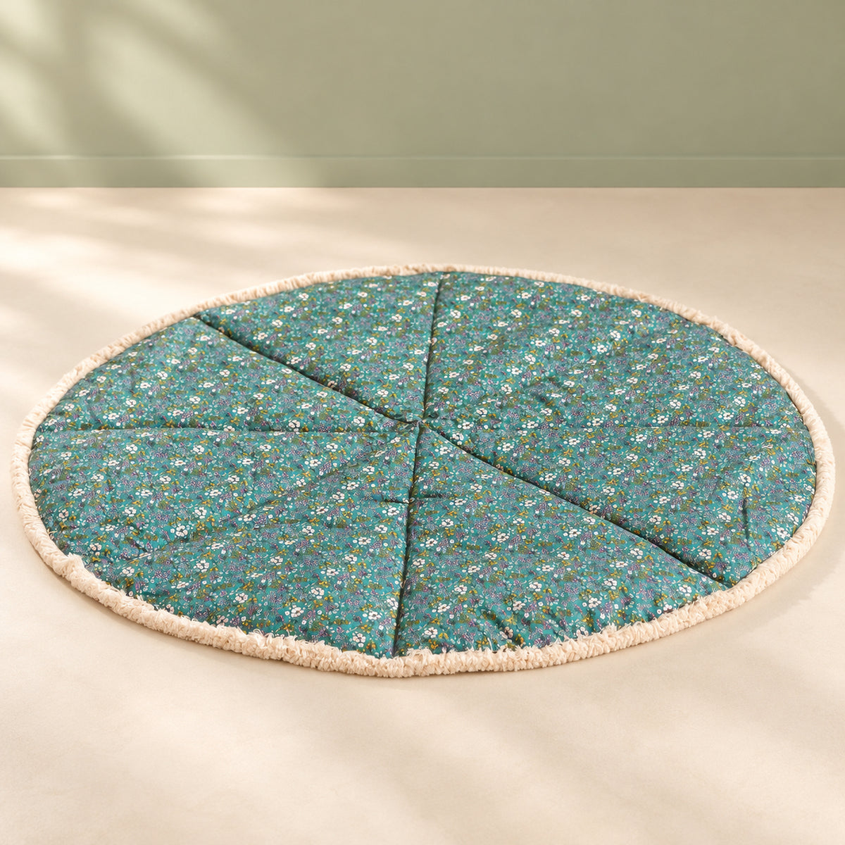 Minicamp Spielmatte mit Baumwollfransen – Floral Green, 115 cm