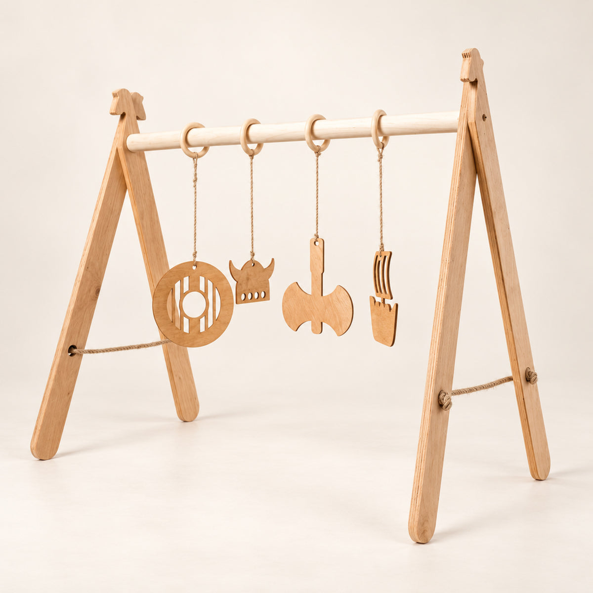 Ewart Woods Baby-Spielbogen aus Holz mit 4 Anhängern – Premium Produktaufnahme