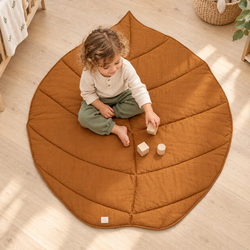 Blatt-Spielmatte aus Bio-Baumwolle – Karamell – Kind spielt auf der Matte