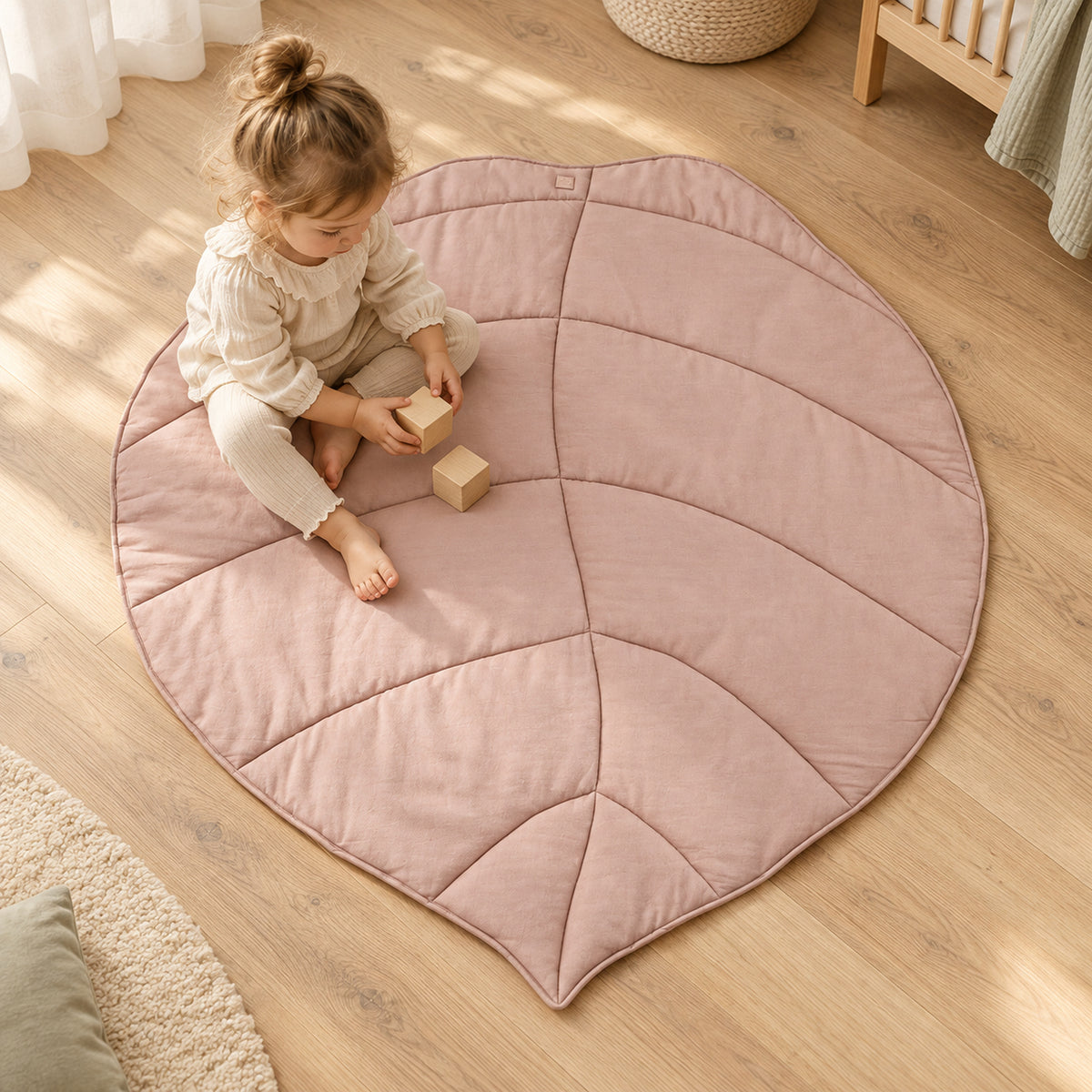Blatt-Spielmatte aus Bio-Baumwolle – Puderrosa – Kind spielt auf der Matte