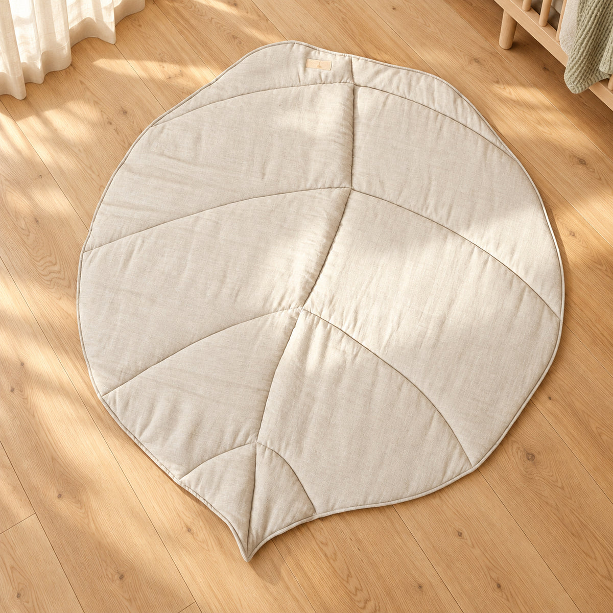 Blatt-Spielmatte aus Bio-Baumwolle – Sand – Premium Produktansicht auf hellem Holzboden