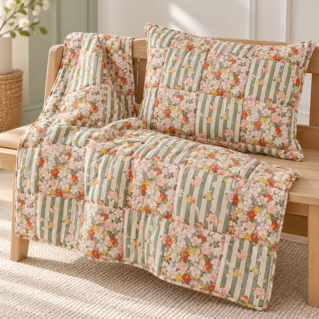 Gesteppte Patchworkdecke mit Kissen – Grüner Garten, Groß – Premium Produktfoto 2048 × 2048