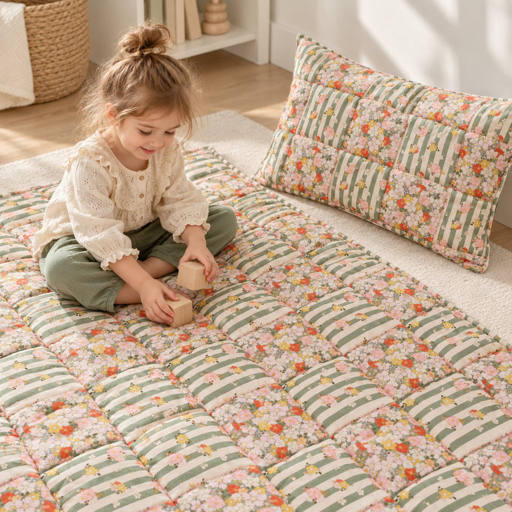 Gesteppte Patchworkdecke mit Kissen – Grüner Garten, Groß – Kind spielt neben Decke und Kissen
