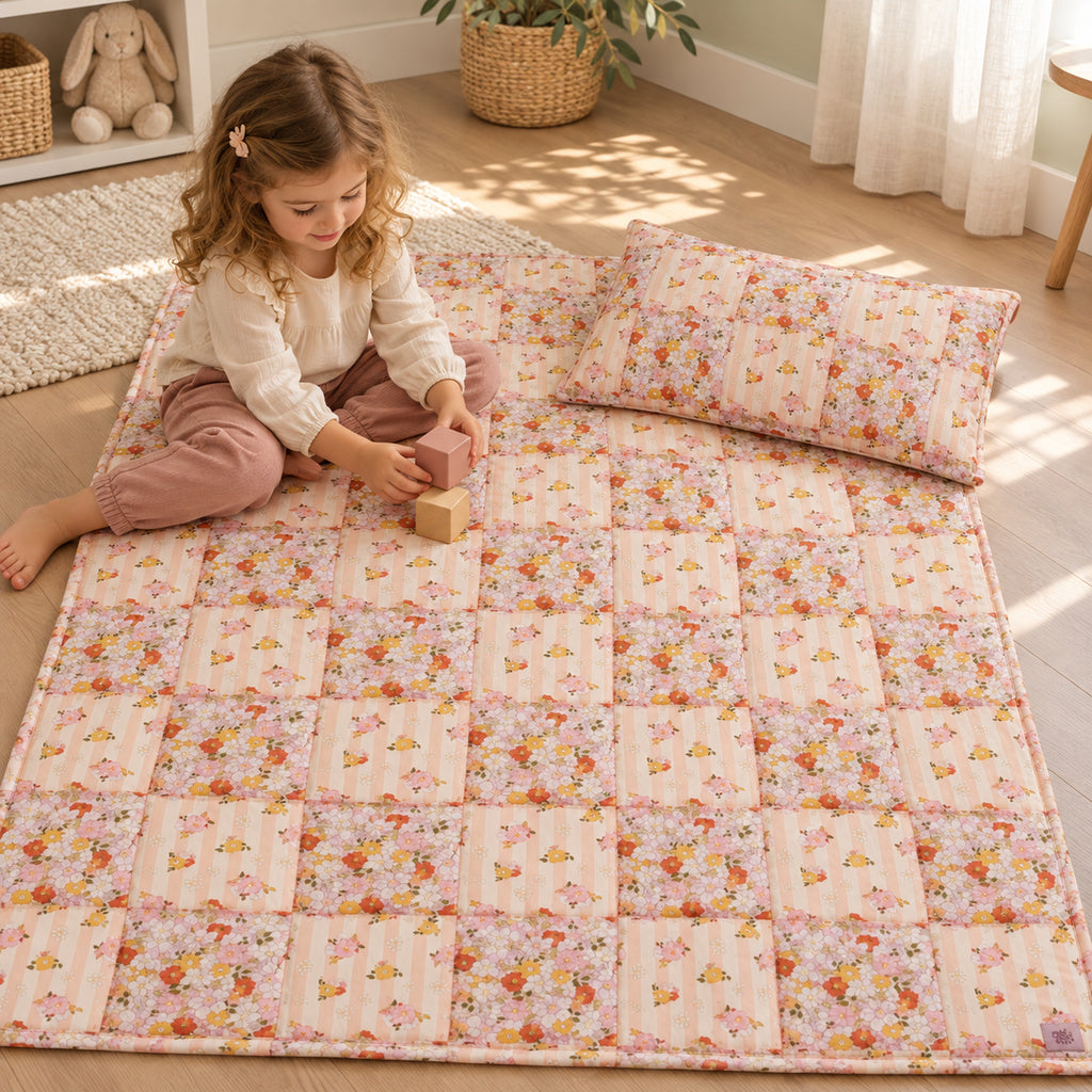 Gesteppte Patchworkdecke mit Kissen – Spring Garden, Groß – Kind spielt neben Decke und Kissen