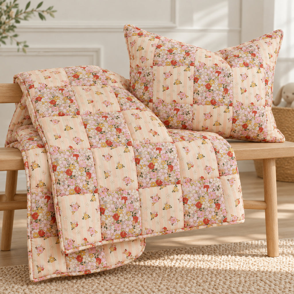 Gesteppte Patchworkdecke mit Kissen – Spring Garden, Klein – Premium Produktfoto 2048 × 2048