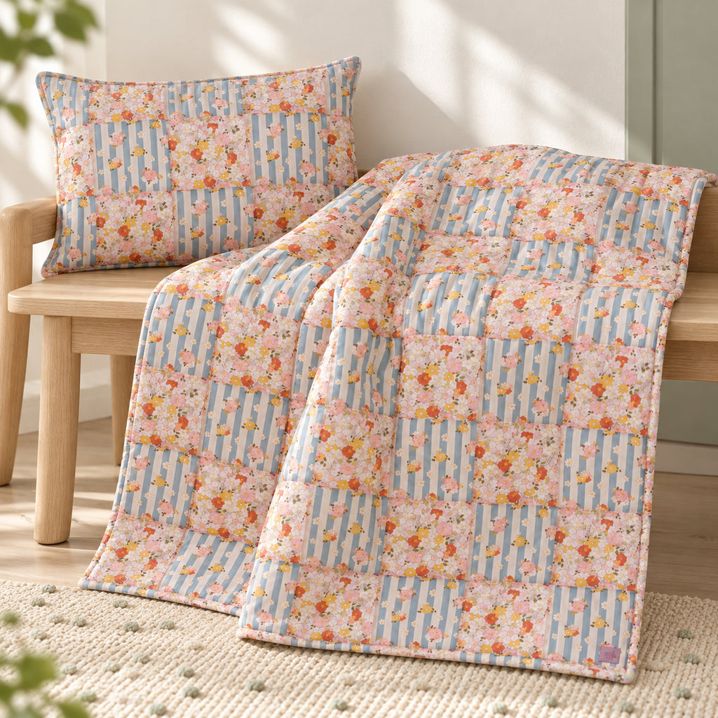 Gesteppte Patchworkdecke mit Kissen – Summer Garden, Groß – Premium Produktfoto 2048 × 2048