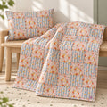 Gesteppte Patchworkdecke mit Kissen – Summer Garden, Groß – Premium Produktfoto 2048 × 2048