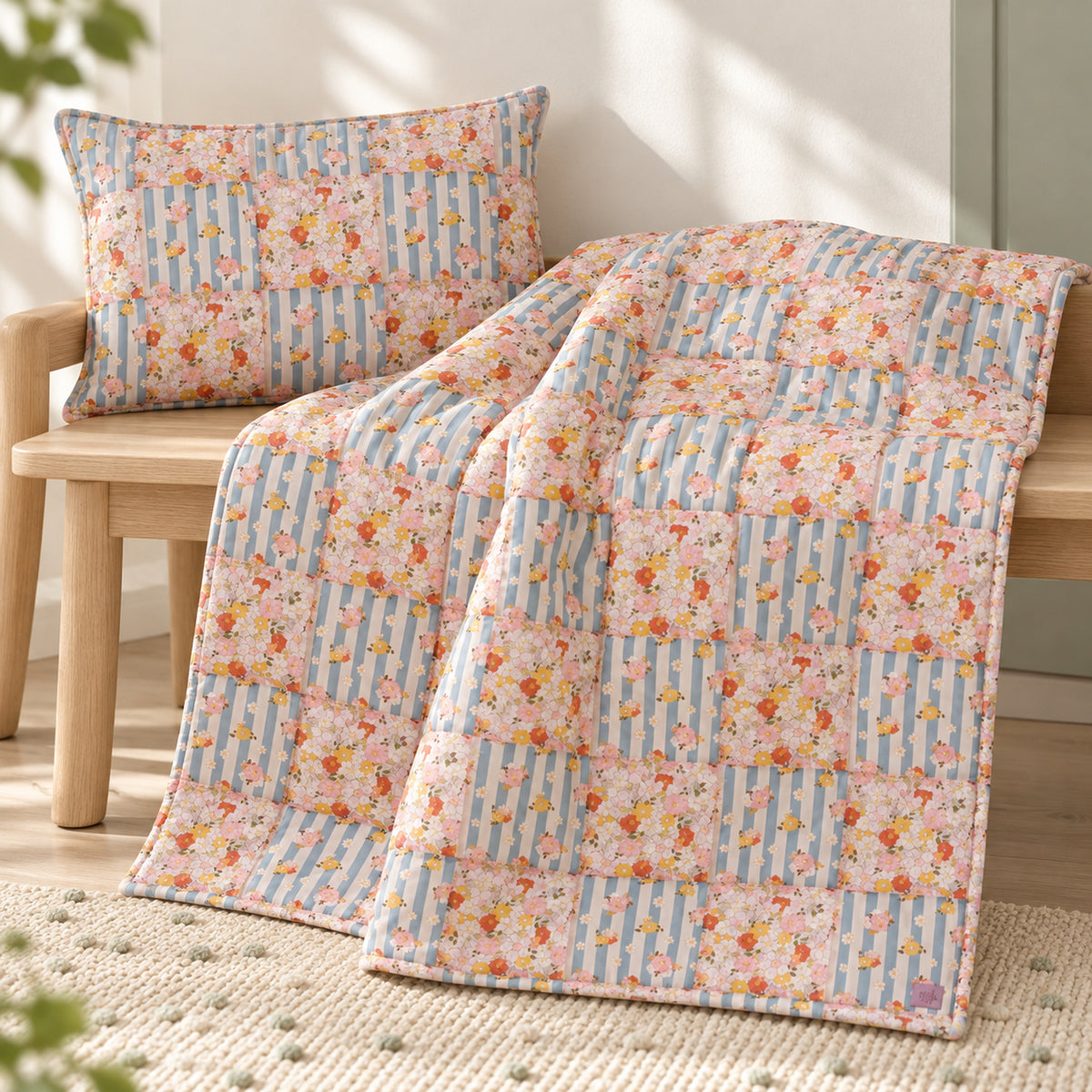 Gesteppte Patchworkdecke mit Kissen – Summer Garden, Groß – Premium Produktfoto 2048 × 2048