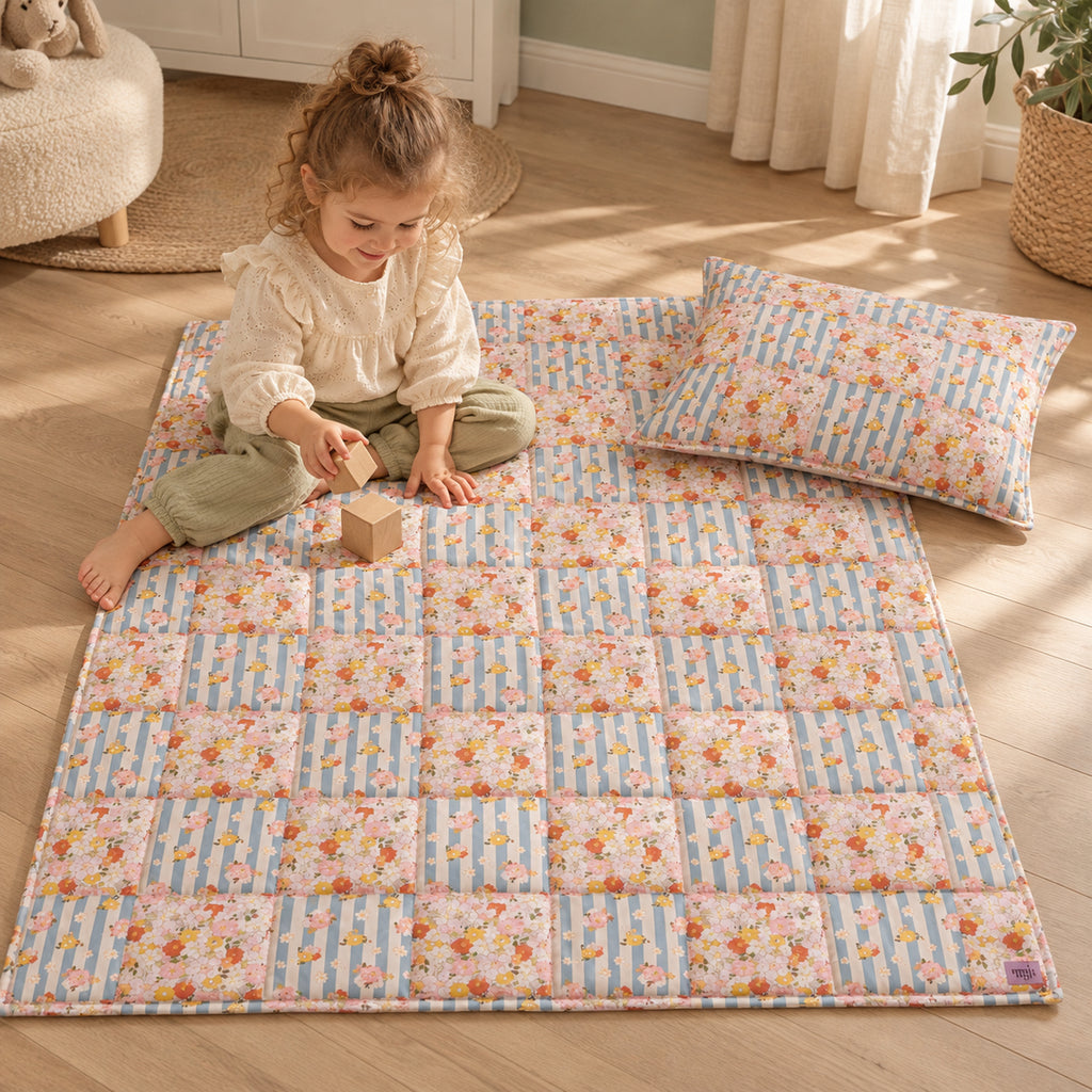 Gesteppte Patchworkdecke mit Kissen – Summer Garden, Groß – Kind spielt neben Decke und Kissen