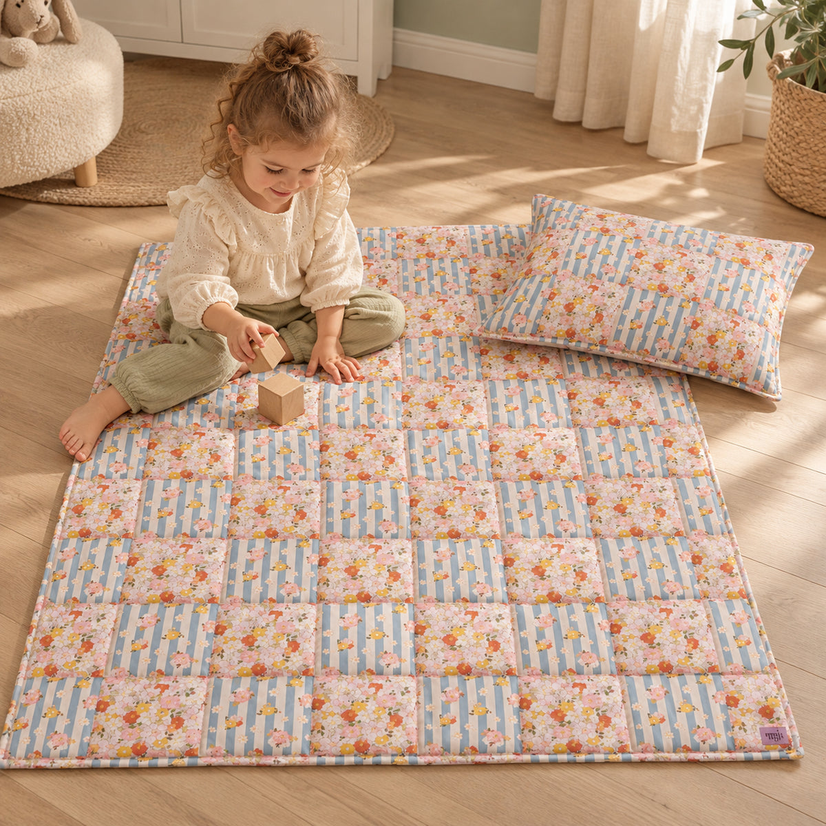 Gesteppte Patchworkdecke mit Kissen – Summer Garden, Groß – Kind spielt neben Decke und Kissen